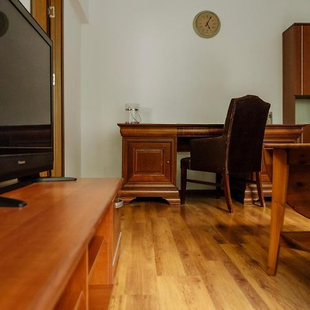 Old Town Historic Apartment With Backyard Mini Park Bucureşti Ngoại thất bức ảnh