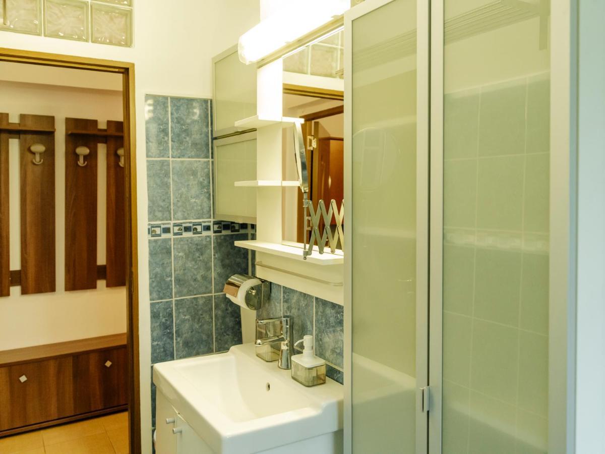 Old Town Historic Apartment With Backyard Mini Park Bucureşti Ngoại thất bức ảnh