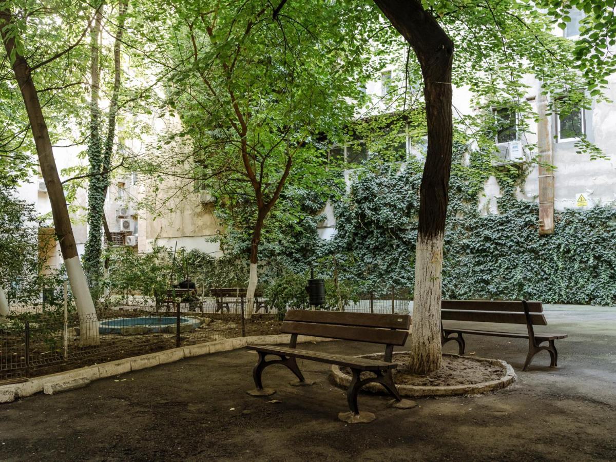 Old Town Historic Apartment With Backyard Mini Park Bucureşti Ngoại thất bức ảnh