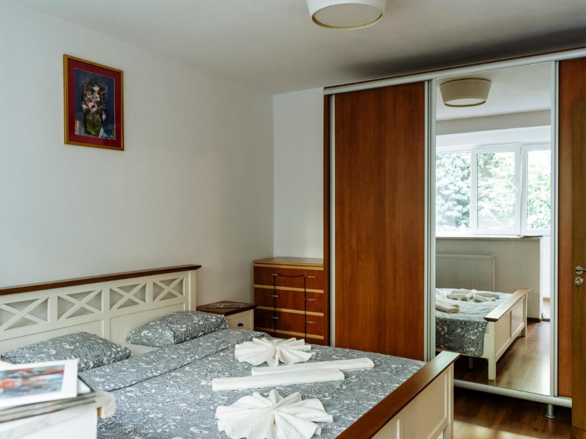Old Town Historic Apartment With Backyard Mini Park Bucureşti Ngoại thất bức ảnh