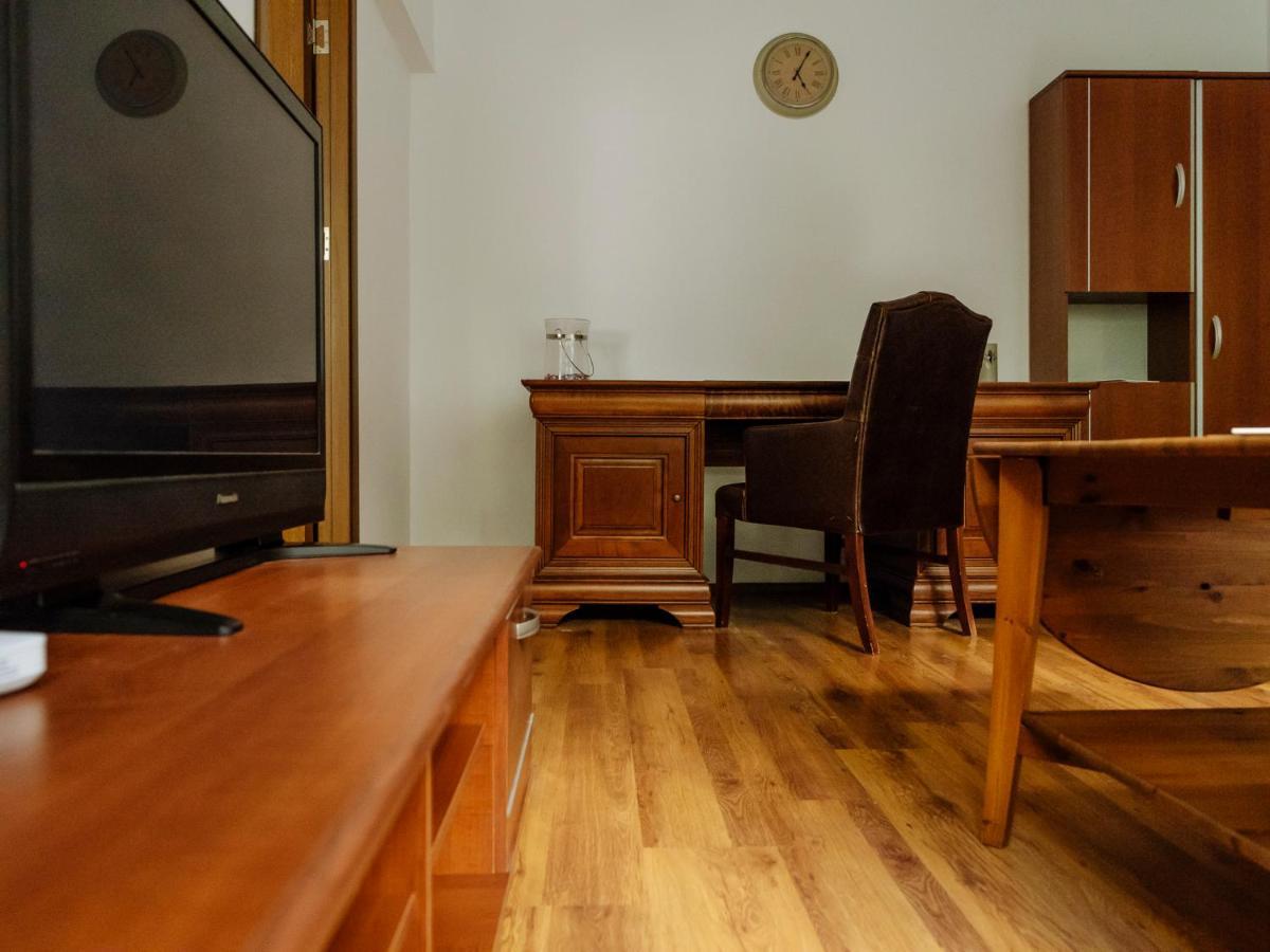 Old Town Historic Apartment With Backyard Mini Park Bucureşti Ngoại thất bức ảnh