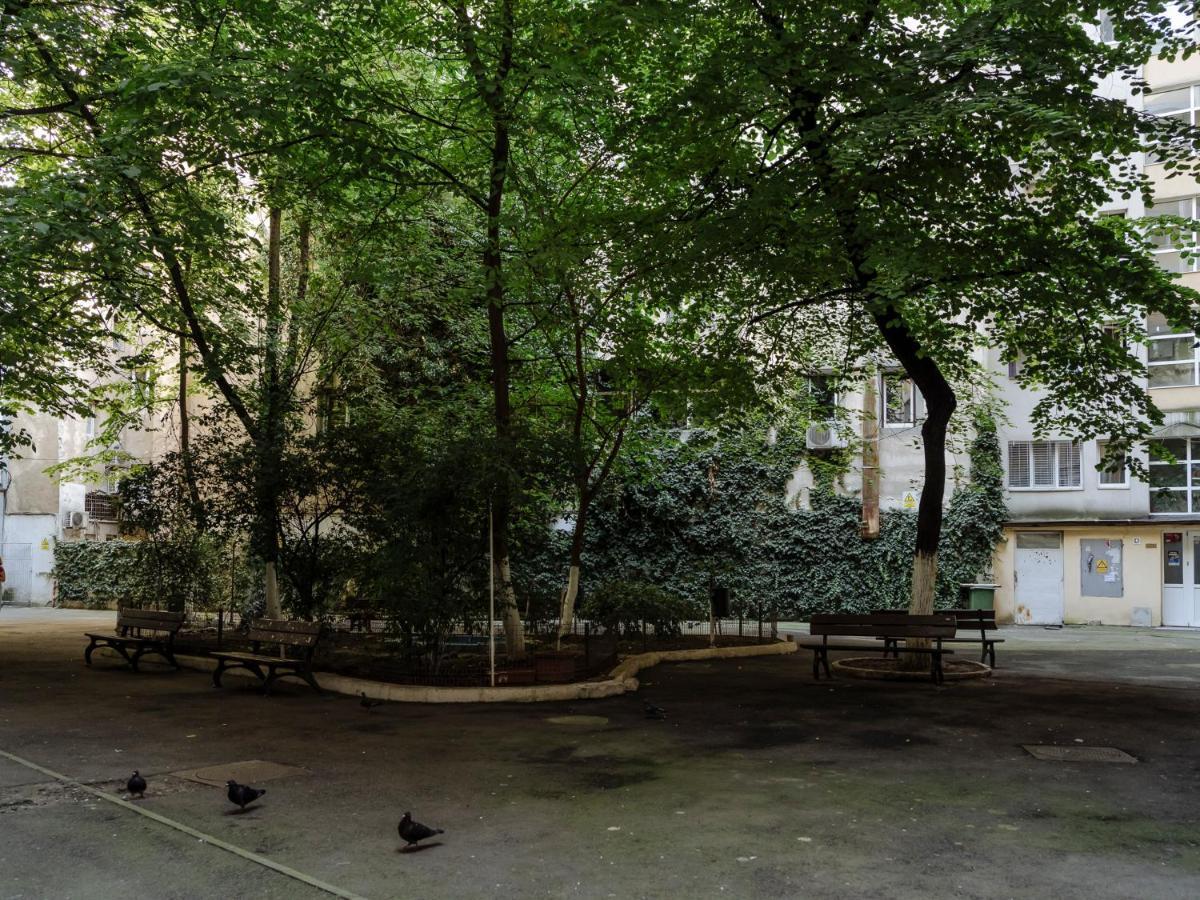 Old Town Historic Apartment With Backyard Mini Park Bucureşti Ngoại thất bức ảnh