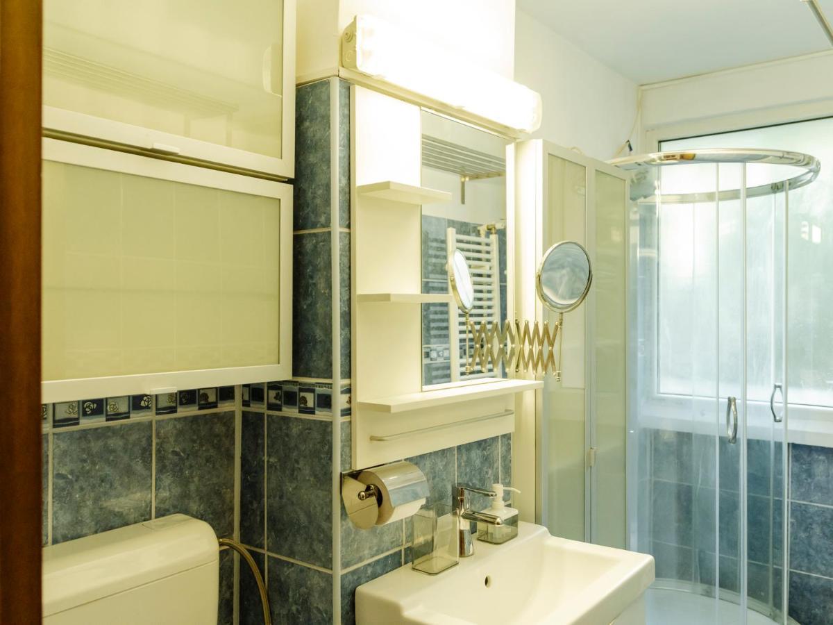 Old Town Historic Apartment With Backyard Mini Park Bucureşti Ngoại thất bức ảnh