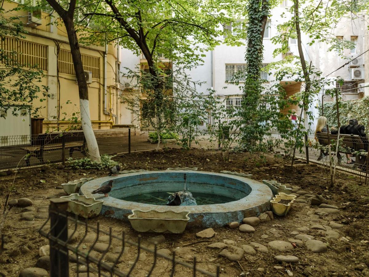 Old Town Historic Apartment With Backyard Mini Park Bucureşti Ngoại thất bức ảnh