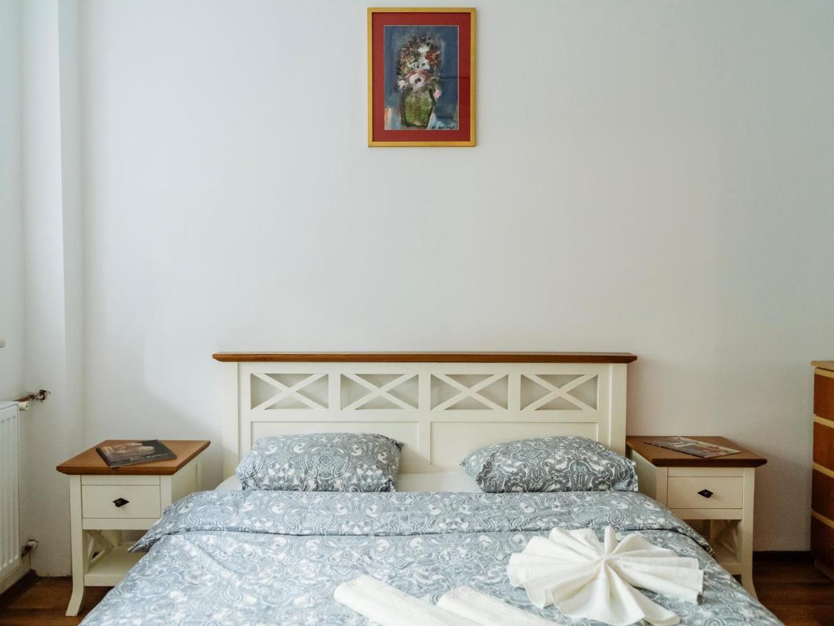 Old Town Historic Apartment With Backyard Mini Park Bucureşti Ngoại thất bức ảnh