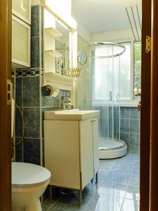 Old Town Historic Apartment With Backyard Mini Park Bucureşti Ngoại thất bức ảnh